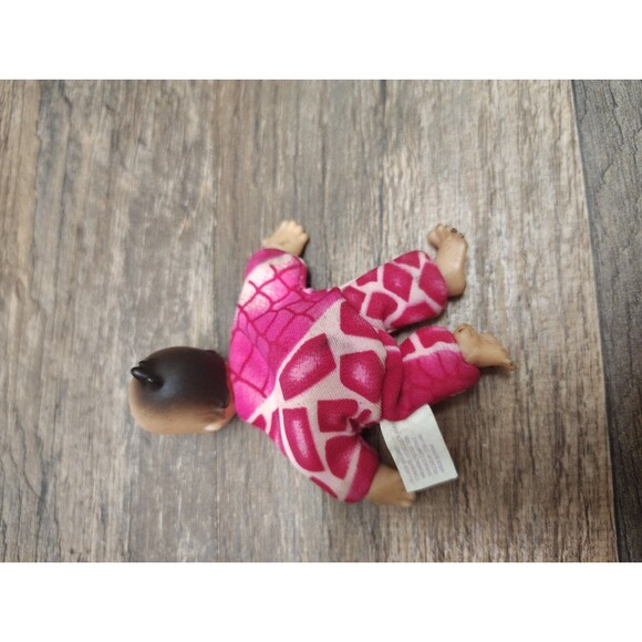 Corgi Lil Handfuls Magnetic Hand Baby Doll Dylan And Nicholas Mini Baby Dolls - Picture 3 of 6